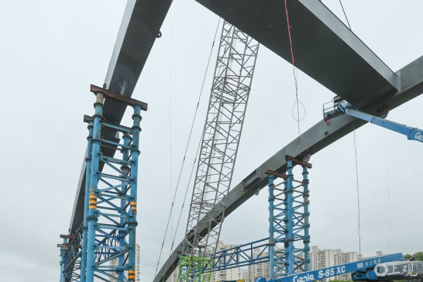 摩根证券 场面｜民秋路浦东运河桥主桥钢拱肋顺利合龙
