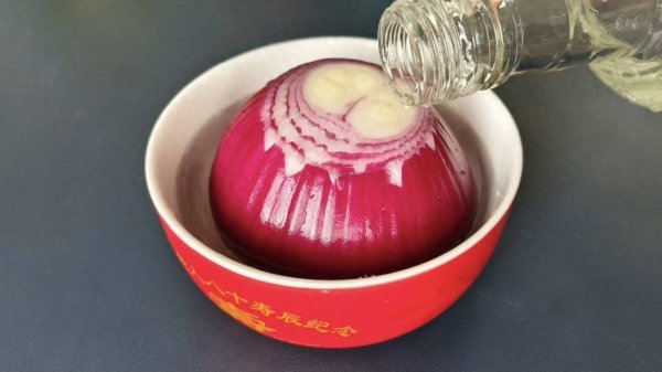 郑州配资网 洋葱泡白醋竟有这等厉害作用？中老年人必看！
